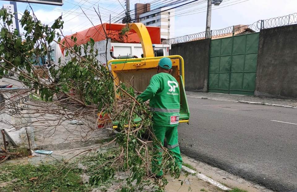 Emlur realiza serviços de capinação roçagem e recolhimento de poda em