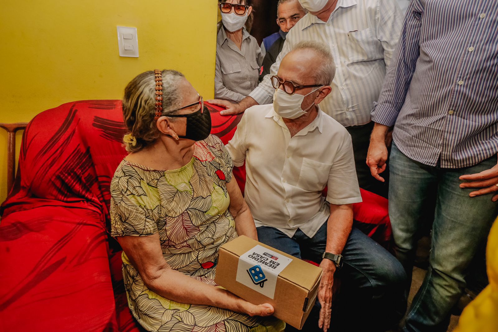 Na abertura do programa Remédio em Casa prefeito acompanha entrega