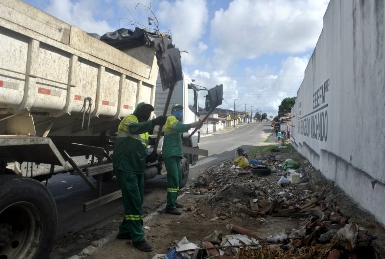 Agentes da Emlur coletam entulhos em 13 bairros nesta terça feira