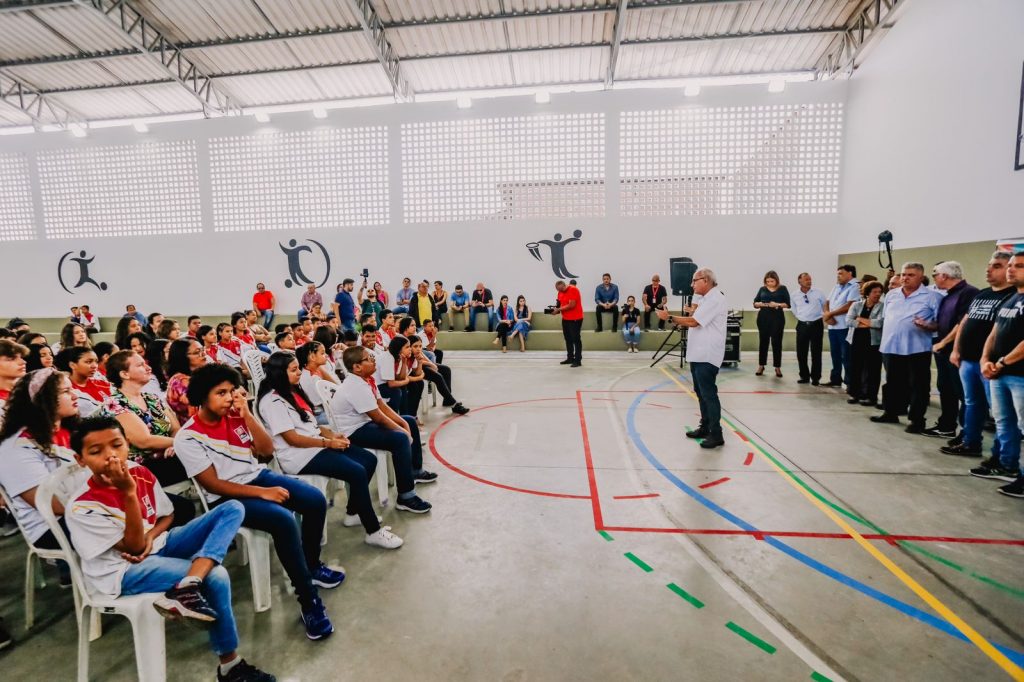 Prefeito entrega reestruturação de escola no Bairro dos Novais e número