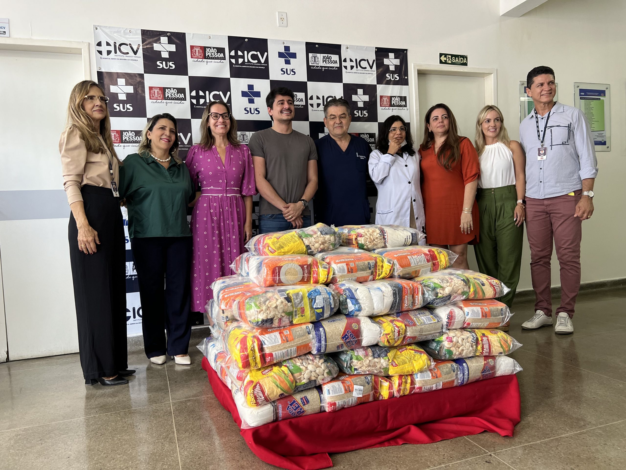 Prefeitura entrega cestas básicas à mães do Instituto Cândida Vargas