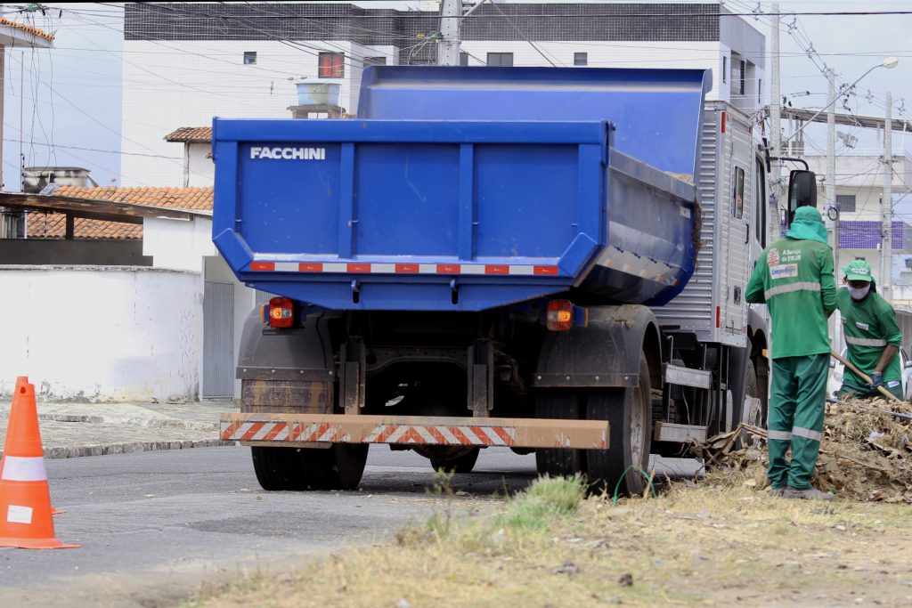 Emlur intensifica combate ao descarte irregular de lixo em áreas