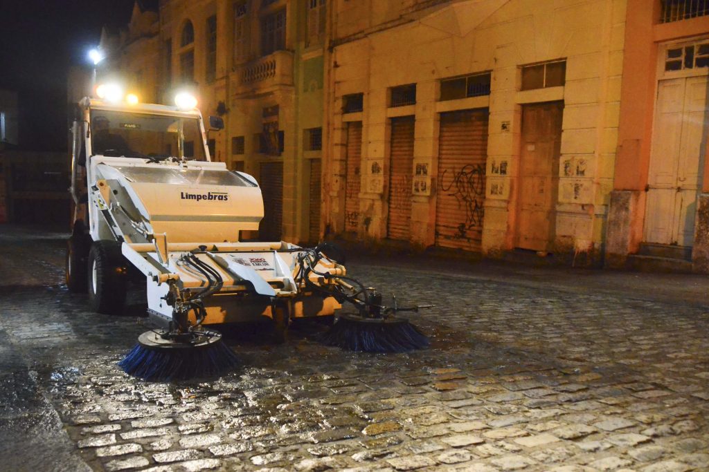 Prefeitura intensifica ações de zeladoria e de revitalização na Praça da Sé  — Prefeitura