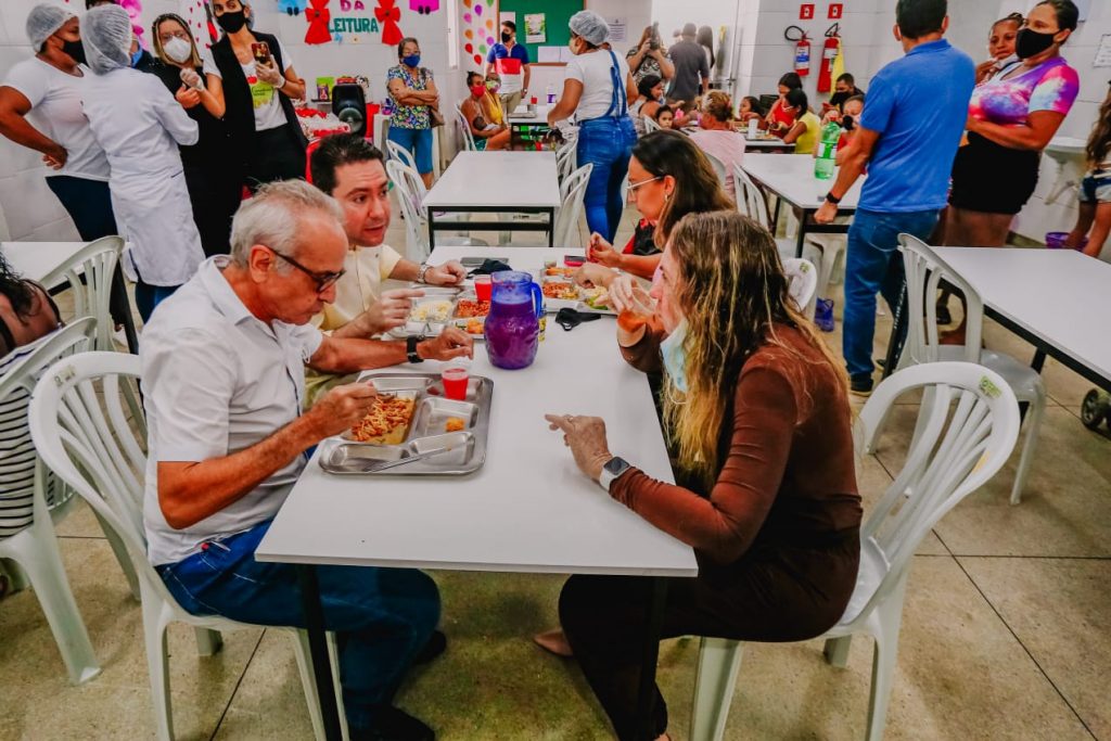 WhatsApp Image 2021 05 07 at 14.03.31 2 1024x683 - JOÃO PESSOA: Prefeito acompanha reabertura de salões de cozinhas comunitárias e restaurantes populares em dia especial para as mães