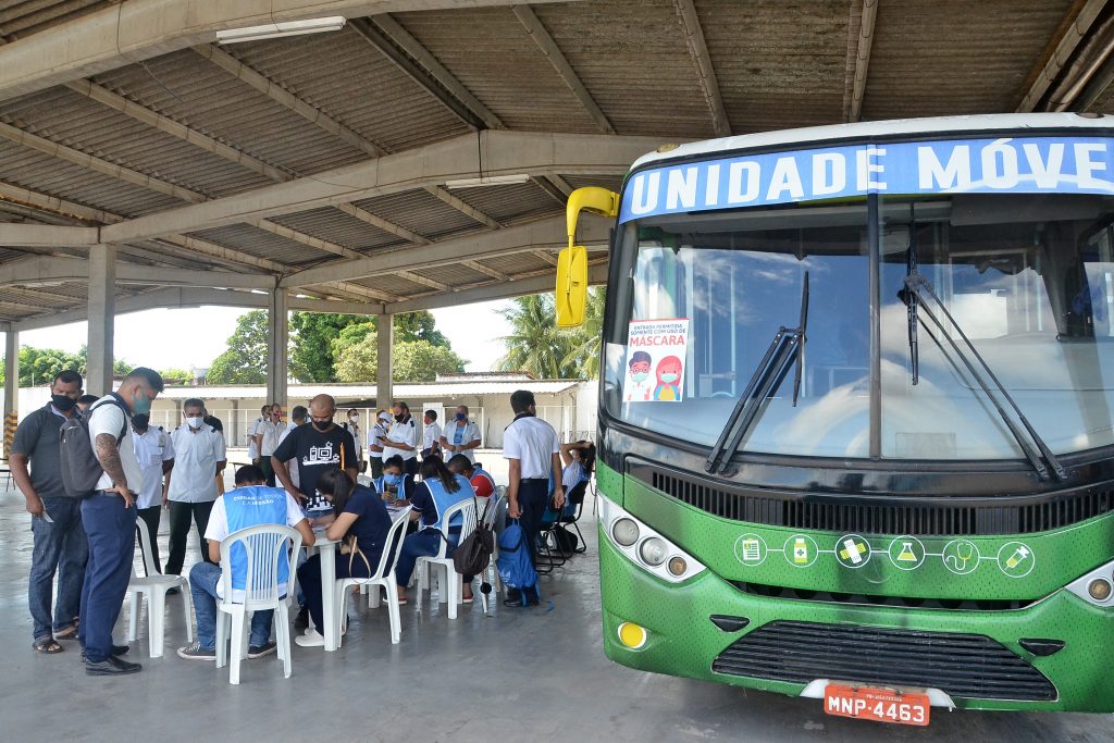 vacinacao motoristasonibus foto dayseeuzebio 448 1024x683 - Prefeito acompanha vacinação de pessoas 55+, operadores do transporte de passageiros e agentes de limpeza em postos itinerantes