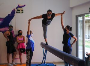 Alunas de ginástica artística do Campeões do Amanhã participam de aula  coletiva com os pais