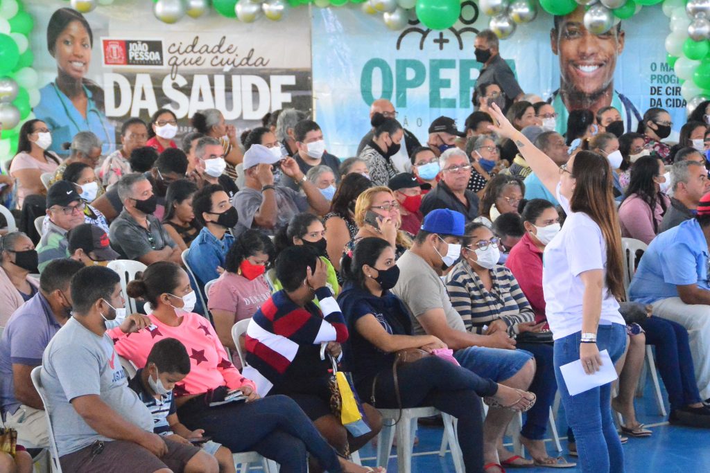 Popula o comemora Caravana de Sa de nos Bairros para realiza o