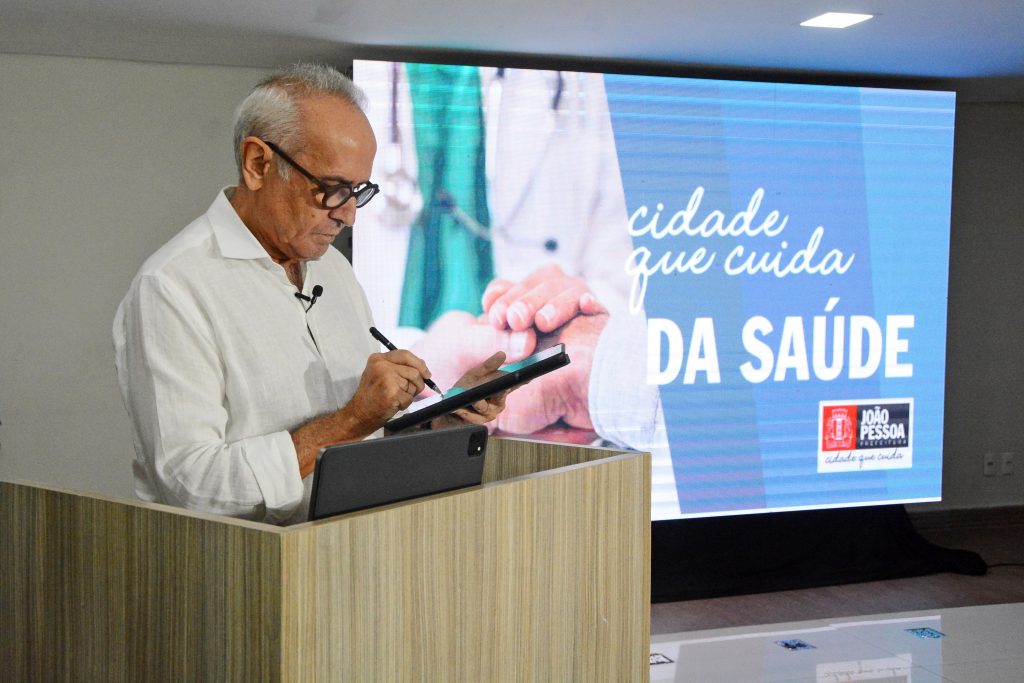 pacotesacoes saude cicerolucena foto dayseeuzebio 9 1024x683 - Cícero Lucena anuncia ampliação da rede de assistência e aumento salarial histórico para profissionais da Saúde de João Pessoa