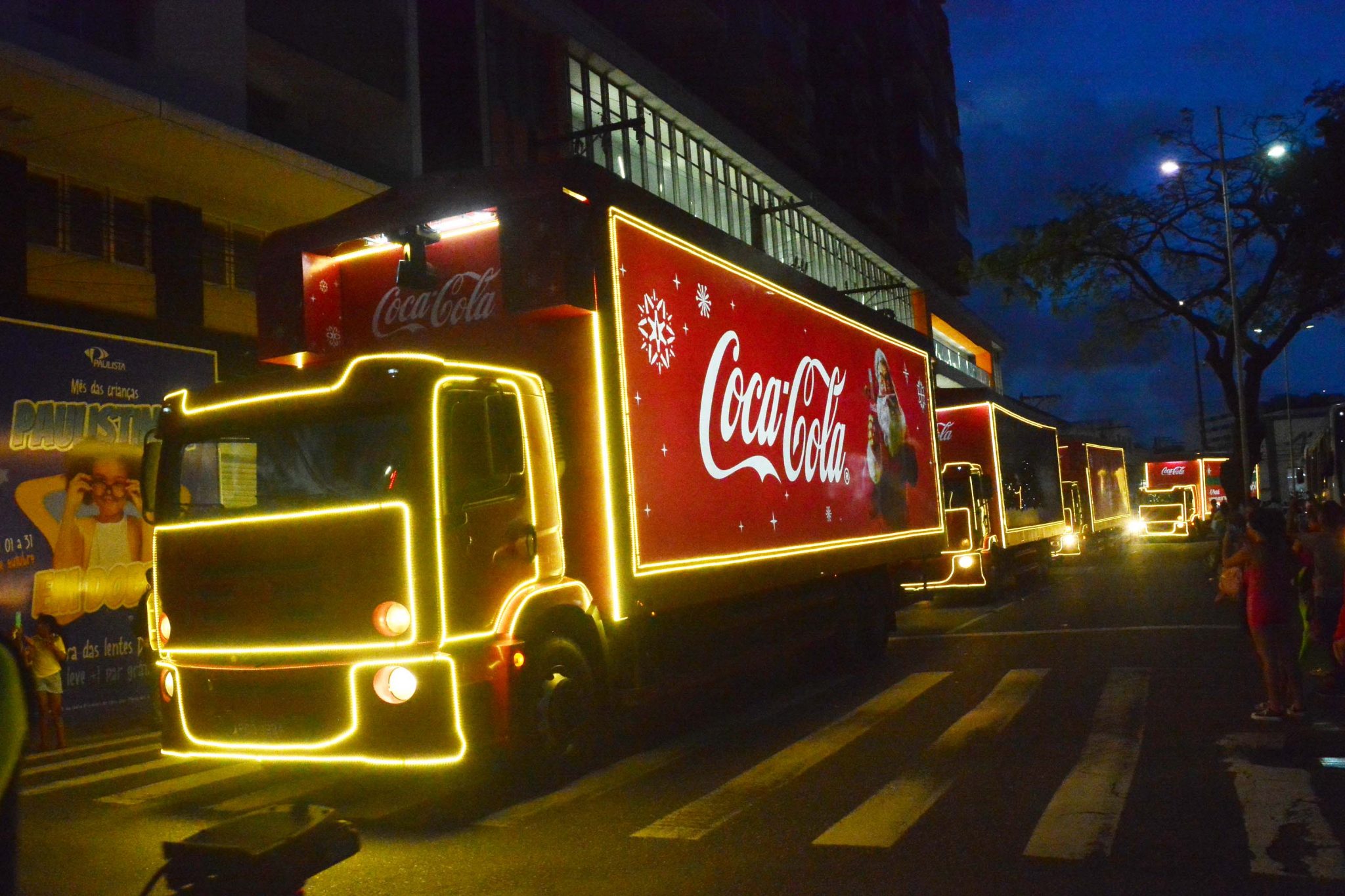 Caravana da CocaCola atrai multidão para as ruas de João Pessoa