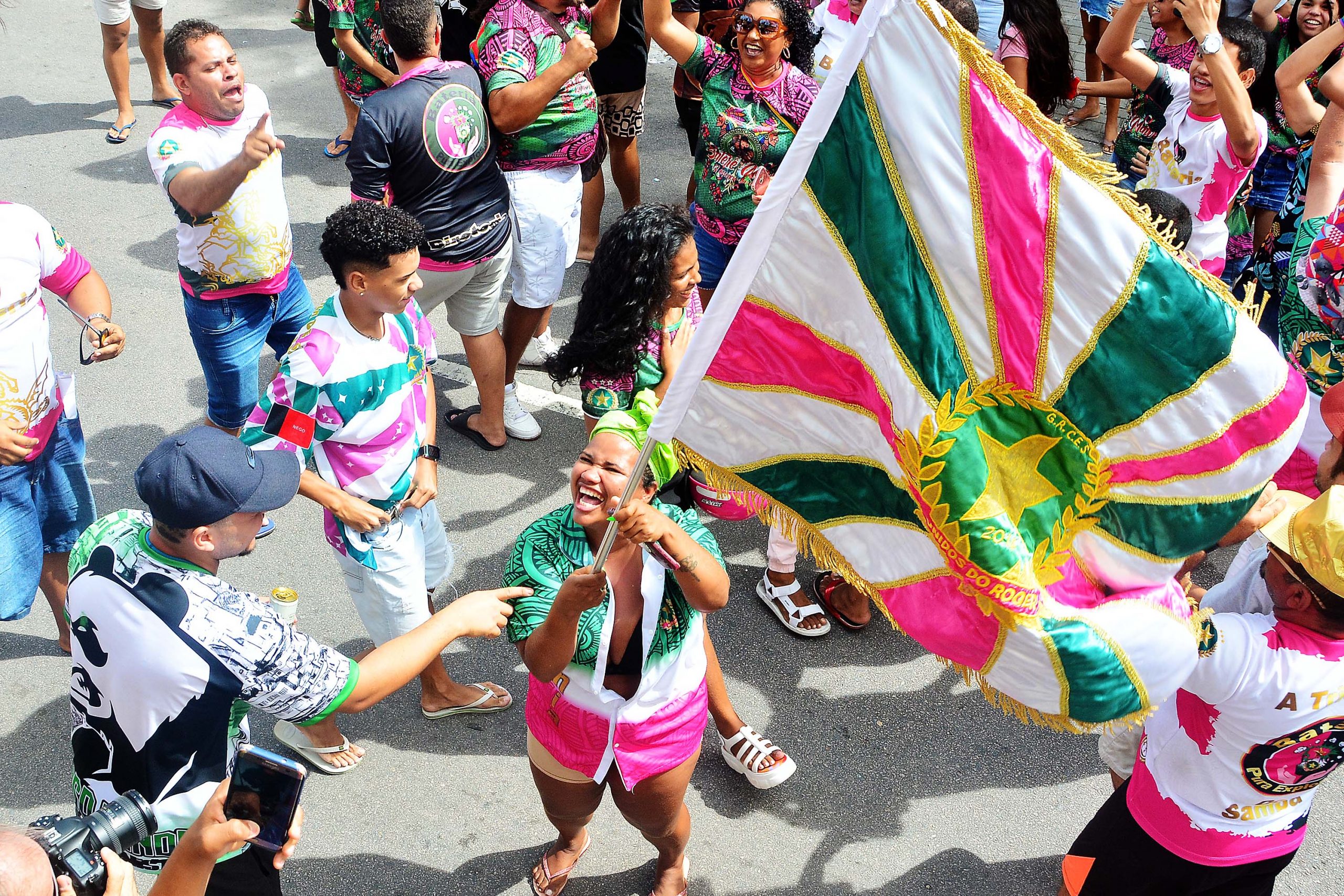 Urso joga o feriado russo balalaica carnaval. tradução para o