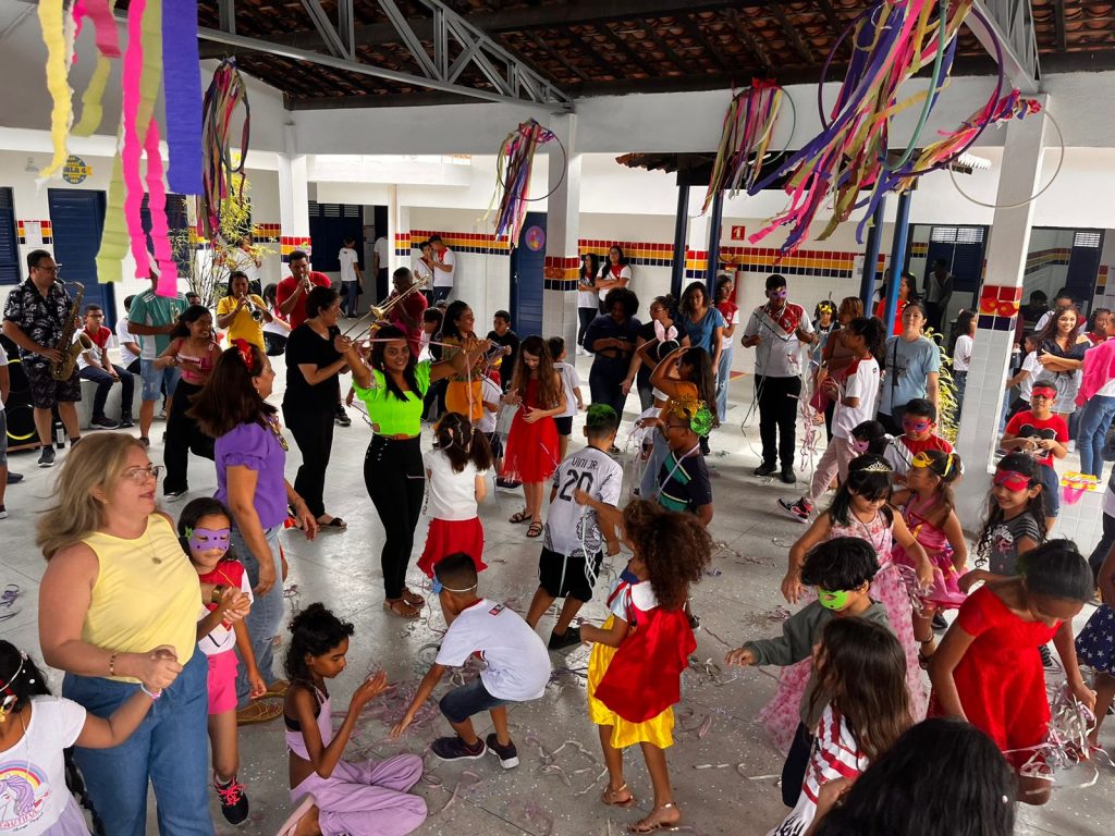 Tarde de muita diversão para crianças e adolescentes das Casas de