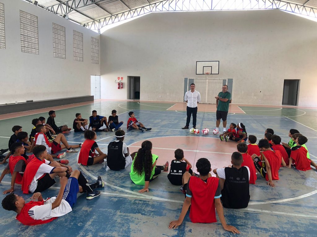 João, o aluno mais novo que tem tanto futebol para ensinar (a