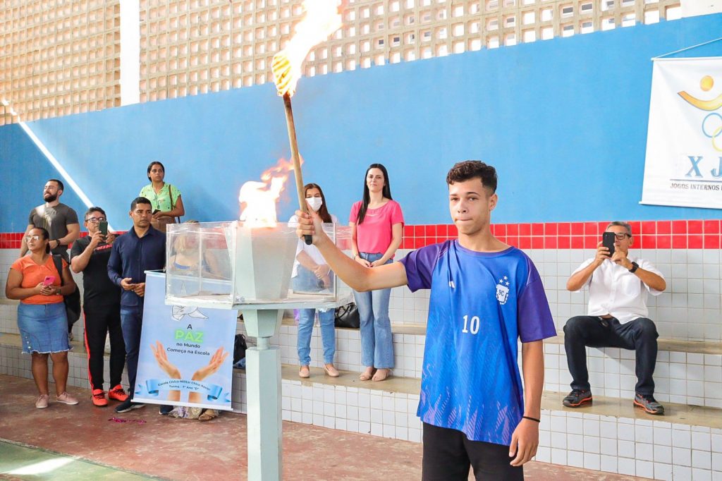 Alegria e torcidas organizadas marcam abertura dos jogos internos da Escola  Chico Xavier