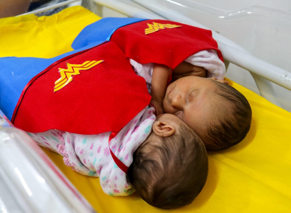 Bebês prematuros do Instituto Cândida Vargas se transformam em super-heróis
