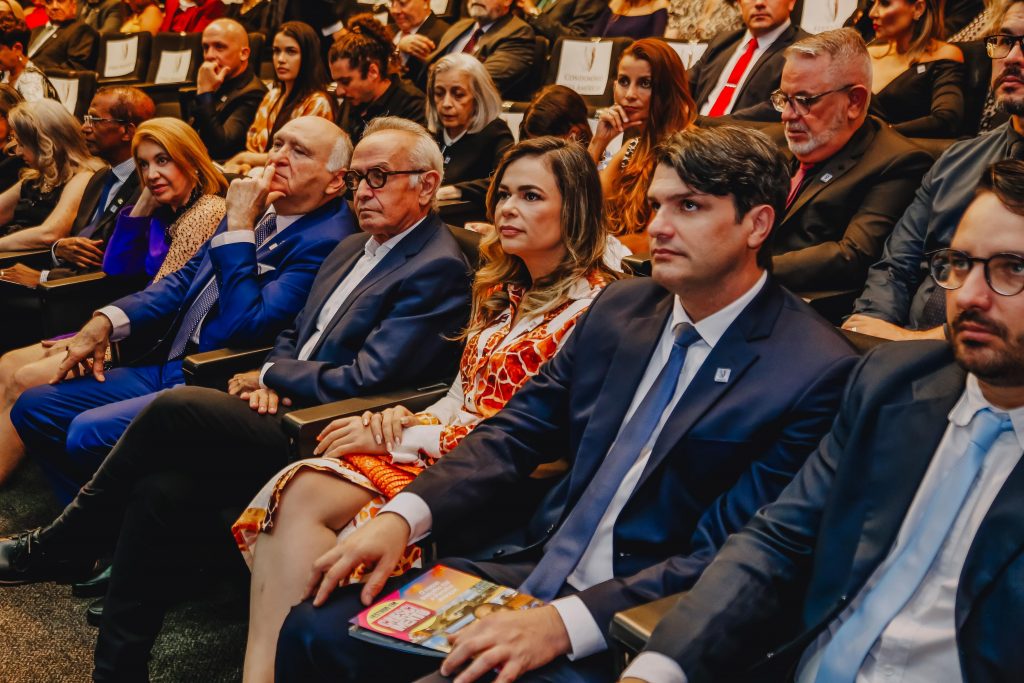 Cícero Lucena e Leo Bezerra recebem prêmio Heitor Falcão de reconhecimento a personalidades que contribuem com o crescimento da Capital