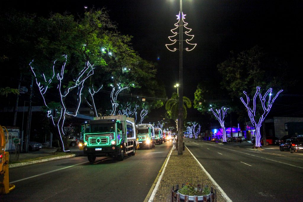 Caminhões de coleta domiciliar da Emlur ganham luzes e cores e desfilam pelas ruas da Capital