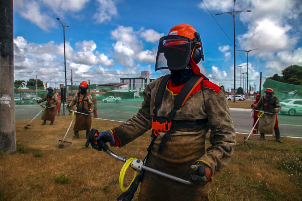 Emlur realiza zeladoria, coleta de poda e entulho em vários bairros da Capital