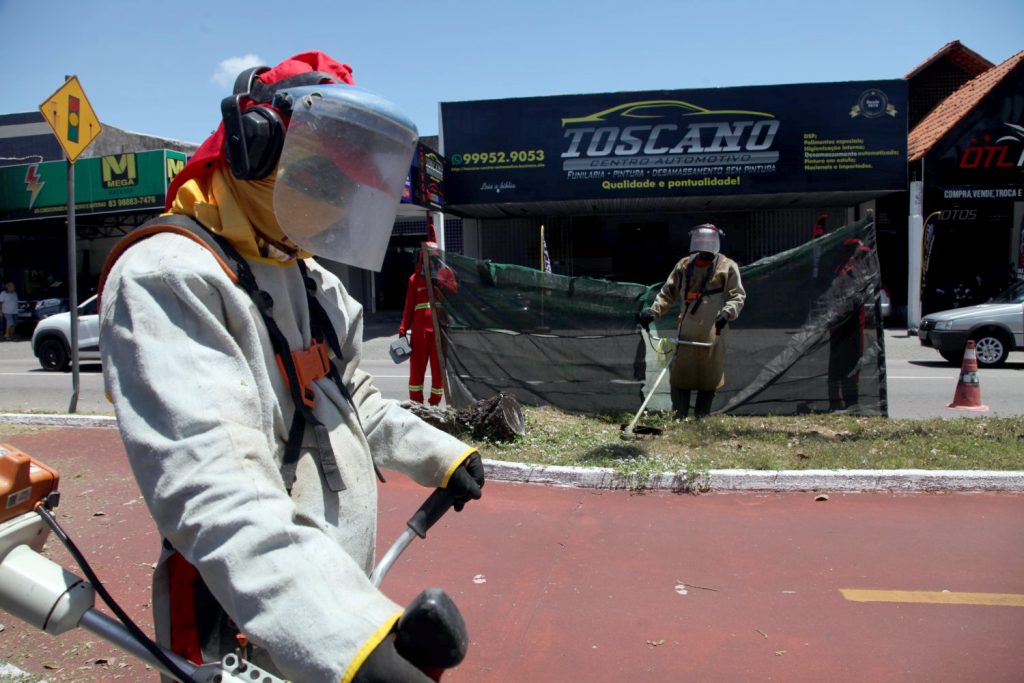 Agentes da Emlur executam serviços de limpeza urbana durante feriado do Dia de Finados 