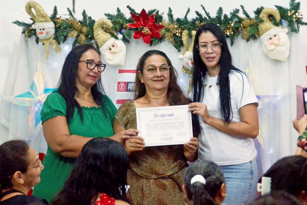 Prefeitura entrega certificados do curso de gastronomia natalina a 80 mulheres