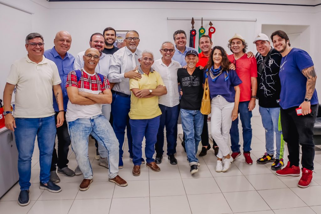 Prefeito discute ações de fortalecimento do Carnaval 2024 em reunião com representantes de blocos e segmentos da festa