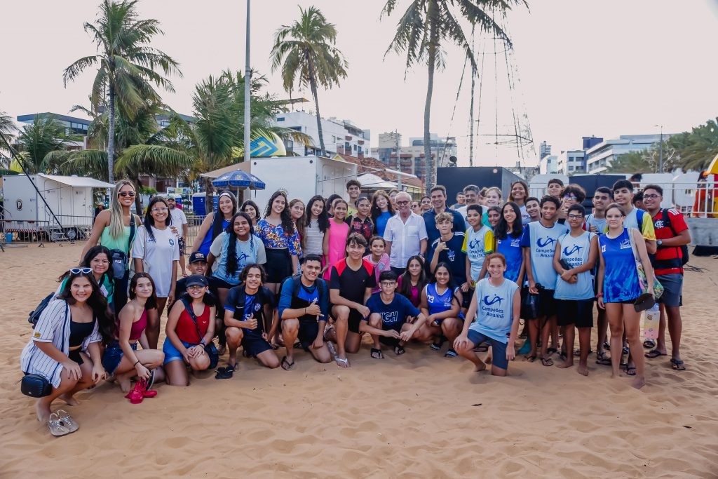 Prefeito leva incentivo aos alunos do ‘Campeões do Amanhã’, em aula na arena do Vôlei de Praia