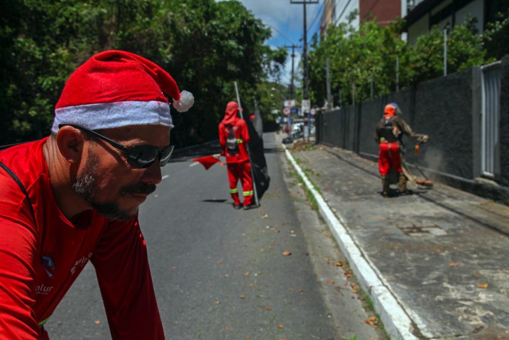 Agentes da Emlur realizam serviços de roçagem e capinação em 13 bairros