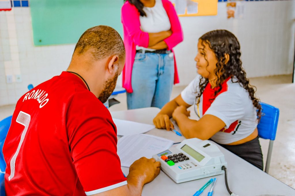 Diretores e coordenadores eleitos pela comunidade escolar são empossados na  rede municipal de ensino