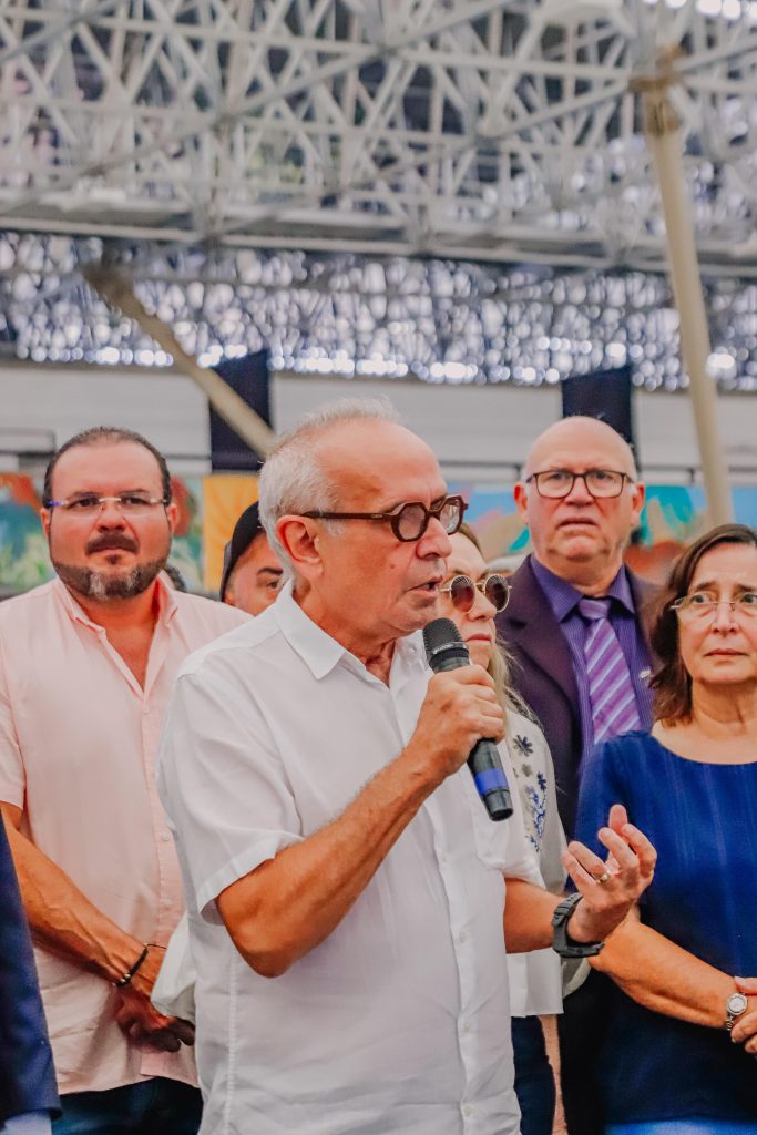 Cícero Lucena entrega cartões do Pão e Leite e anuncia aumento do benefício para R$ 70