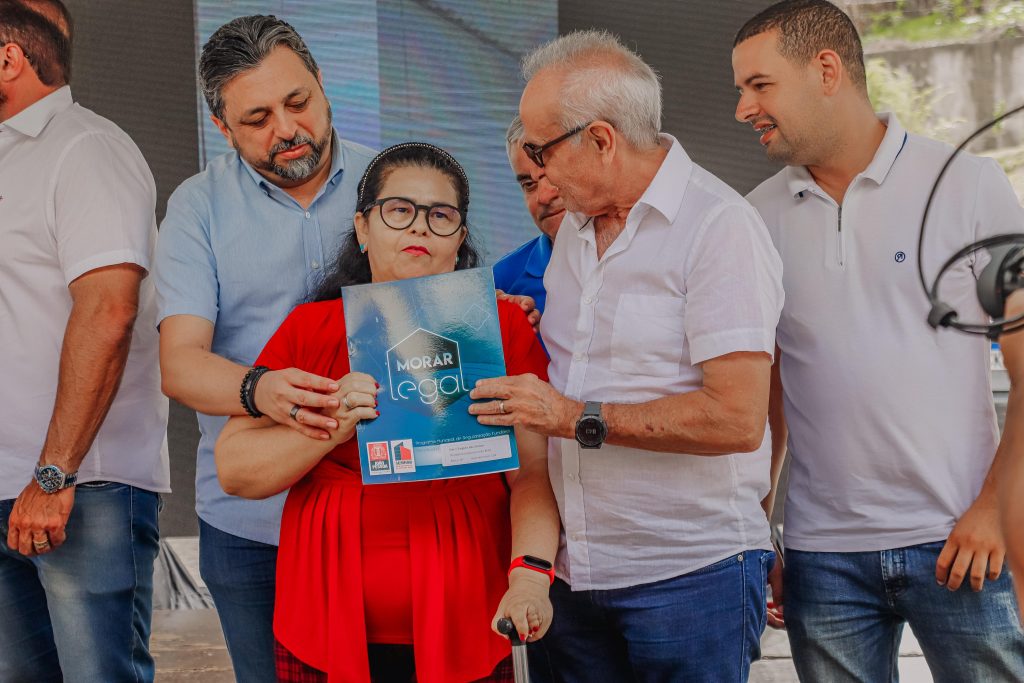 Cícero Lucena entrega escritura dos apartamentos para 400 famílias do Residencial Saturnino de Brito e anuncia incentivos para comerciantes do local