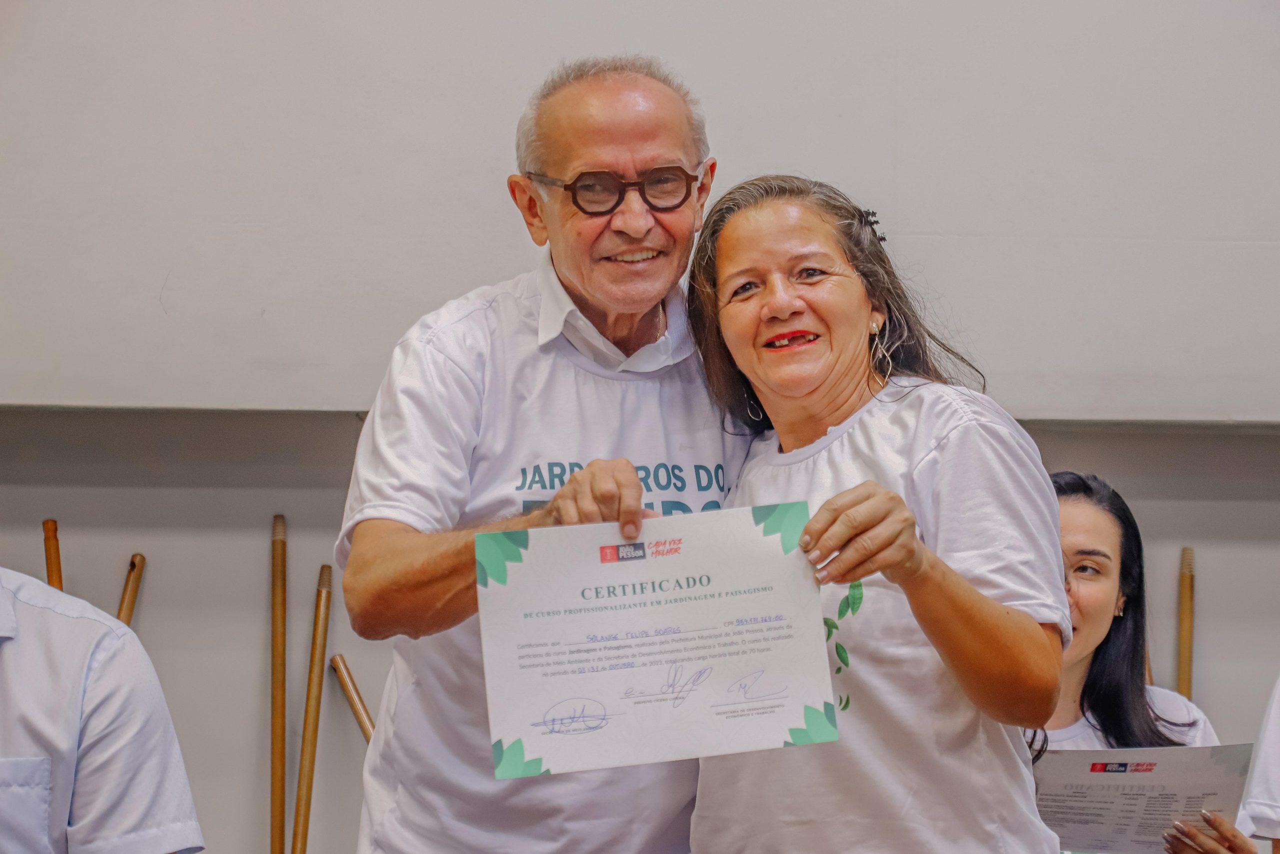 Cícero Lucena entrega certificados e kits de jardinagem para concluintes de curso e projeta novas oportunidades de trabalho