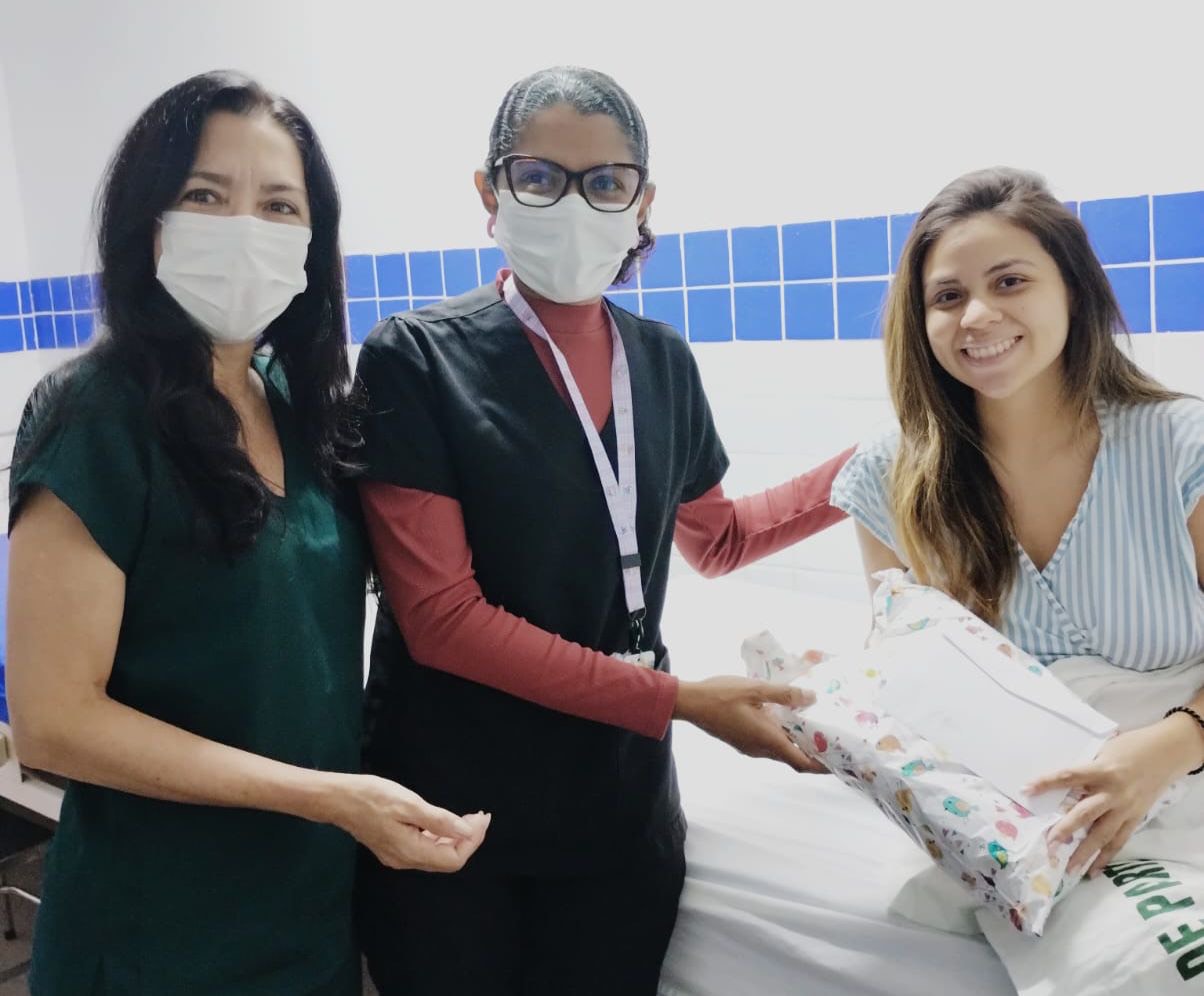ICV entrega kits para os primeiros bebês nascidos no dia do Natal