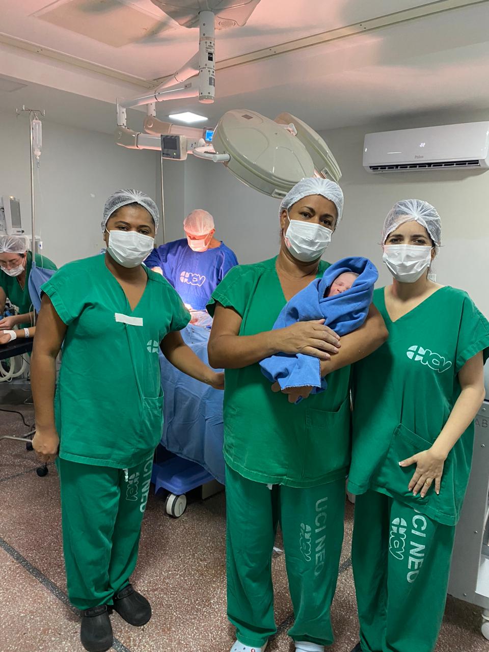 Equipe médica do Instituto Cândida Vargas realiza às 0h02 parto do primeiro bebê de 2024