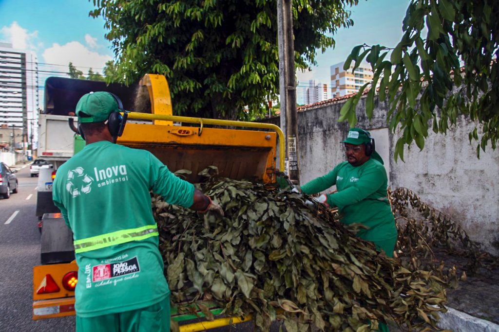 Agentes de limpeza recolhem resíduos de poda de árvores em 10 bairros