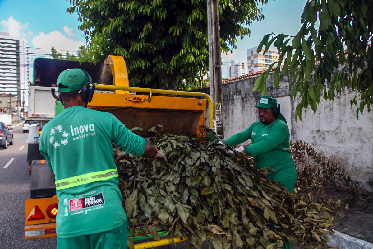 Agentes de limpeza recolhem resíduos de poda de árvores em 10 bairros