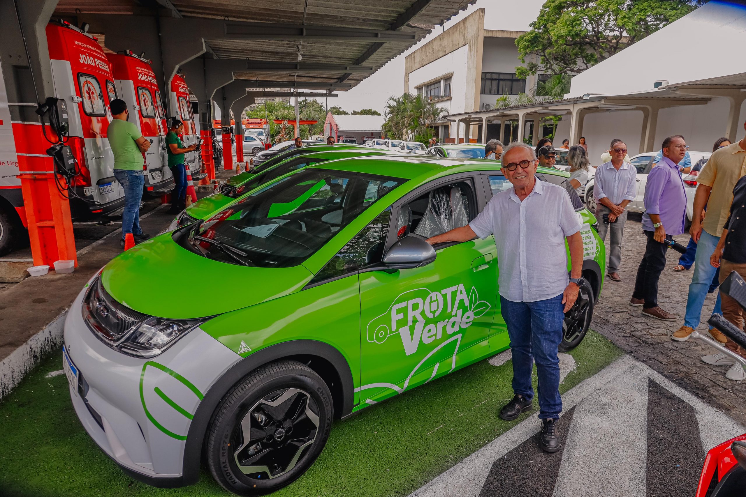 Cícero Lucena entrega primeiros carros elétricos para a frota da Prefeitura e reforça compromisso com o meio ambiente e sustentabilidade