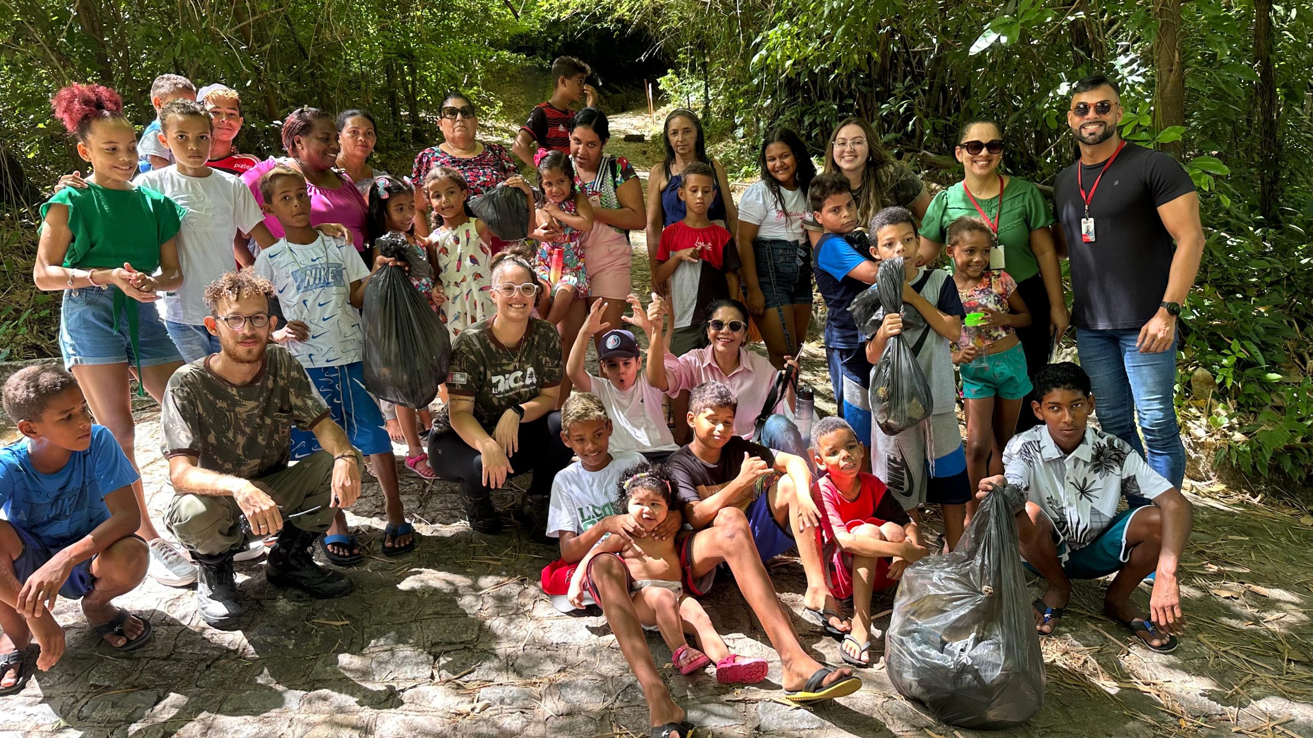 Moradores do Residencial Vista Alegre participam de trilha ecológica no Parque Arruda Câmara