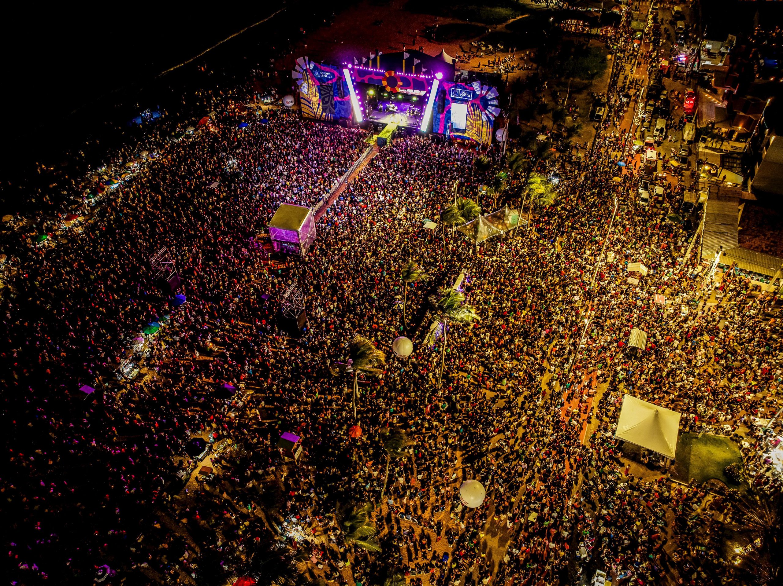 Multidão lota as areias da Praia de Tambaú na terceira noite do Festival Forró Verão