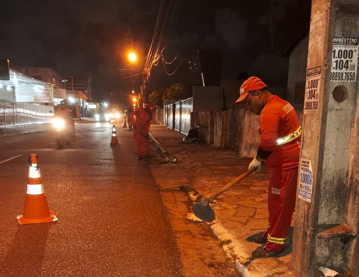 Agentes da Emlur realizam roçagem e capinação nas vias do Centro durante a noite
