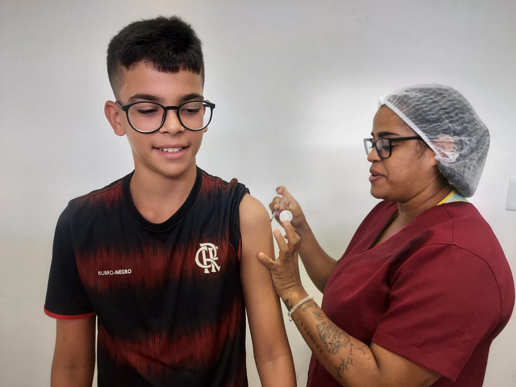 Serviços da Rede Municipal de Saúde iniciaram a vacinação contra a dengue na Capital