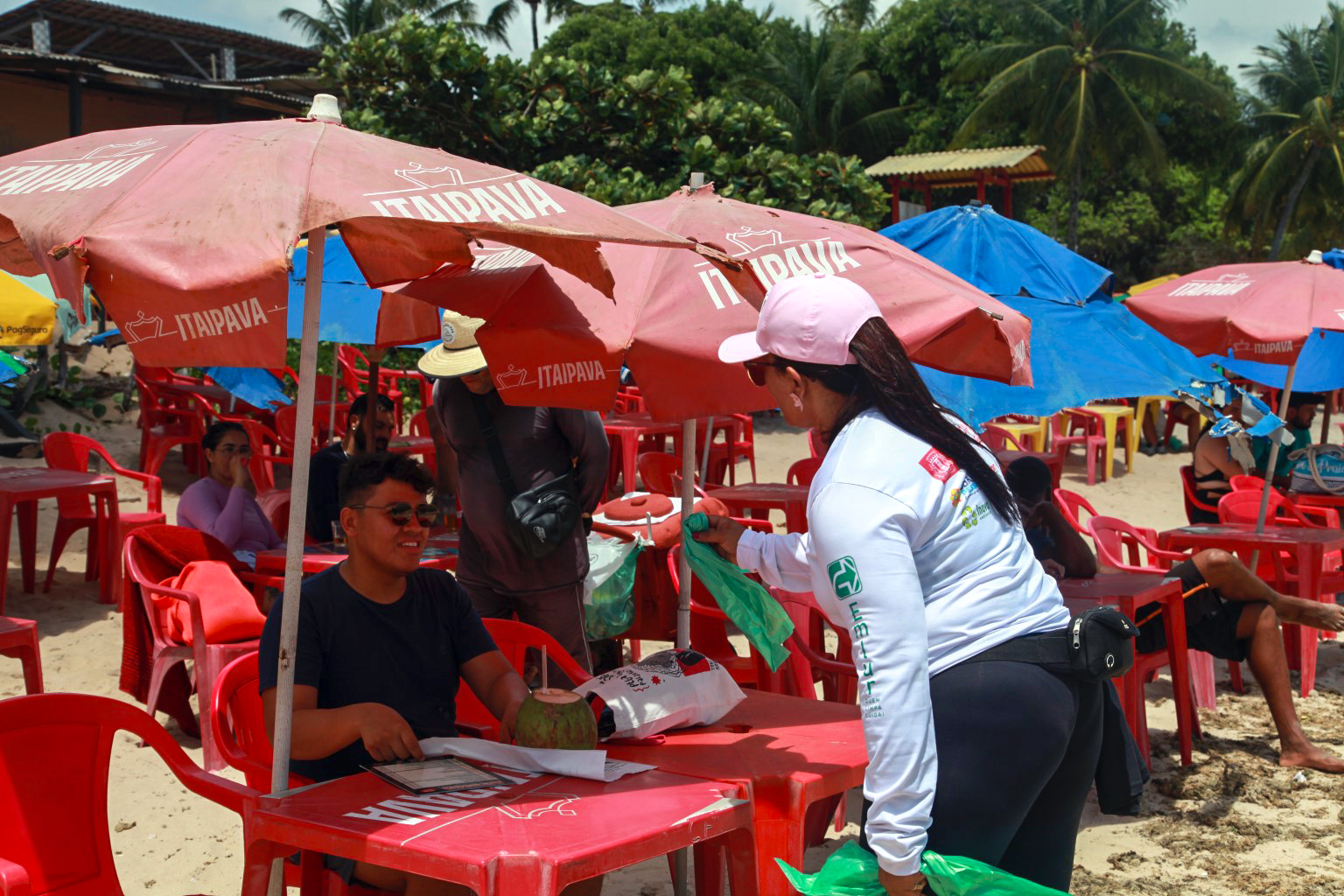 Agentes do programa Amigos da Praia orientam comerciantes sobre descarte de resíduos