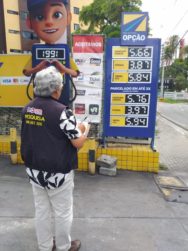 Pesquisa do Procon-JP para combustíveis encontra preço médio da gasolina a R$ 5,614