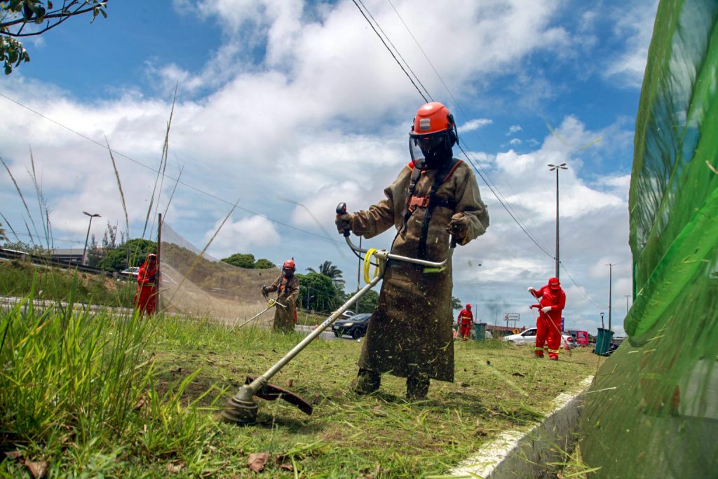 Emlur realiza serviços de roçagem e capinação em 28 bairros no mês de fevereiro