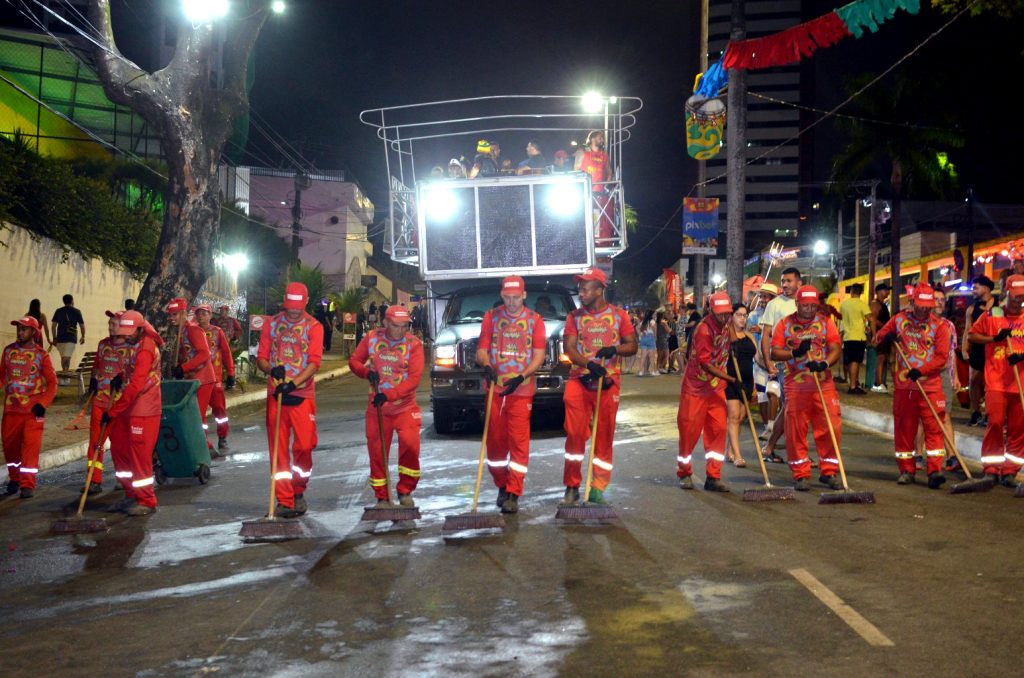 Bloco da Limpeza desfila na Via Folia com zeladoria durante passagem das Muriçocas do Miramar