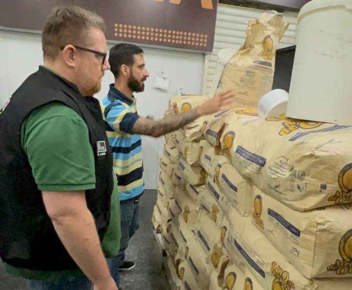 Procon-JP apreende em supermercado mais de duas toneladas de farinha de trigo com validade vencida