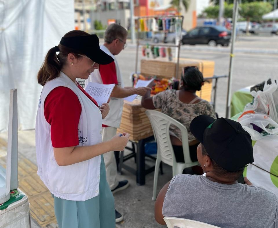 Vigilância Sanitária realiza ação preventiva junto aos comerciantes do Folia de Rua