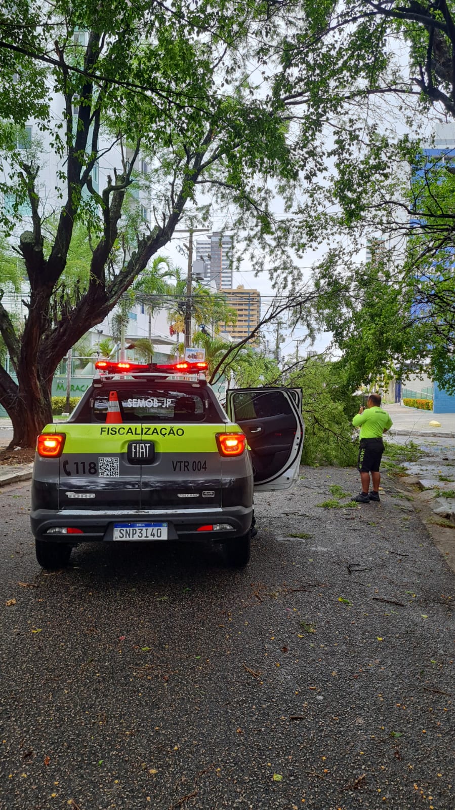 João Pessoa tem chuva e vento fortes e ações da Prefeitura minimizam transtornos