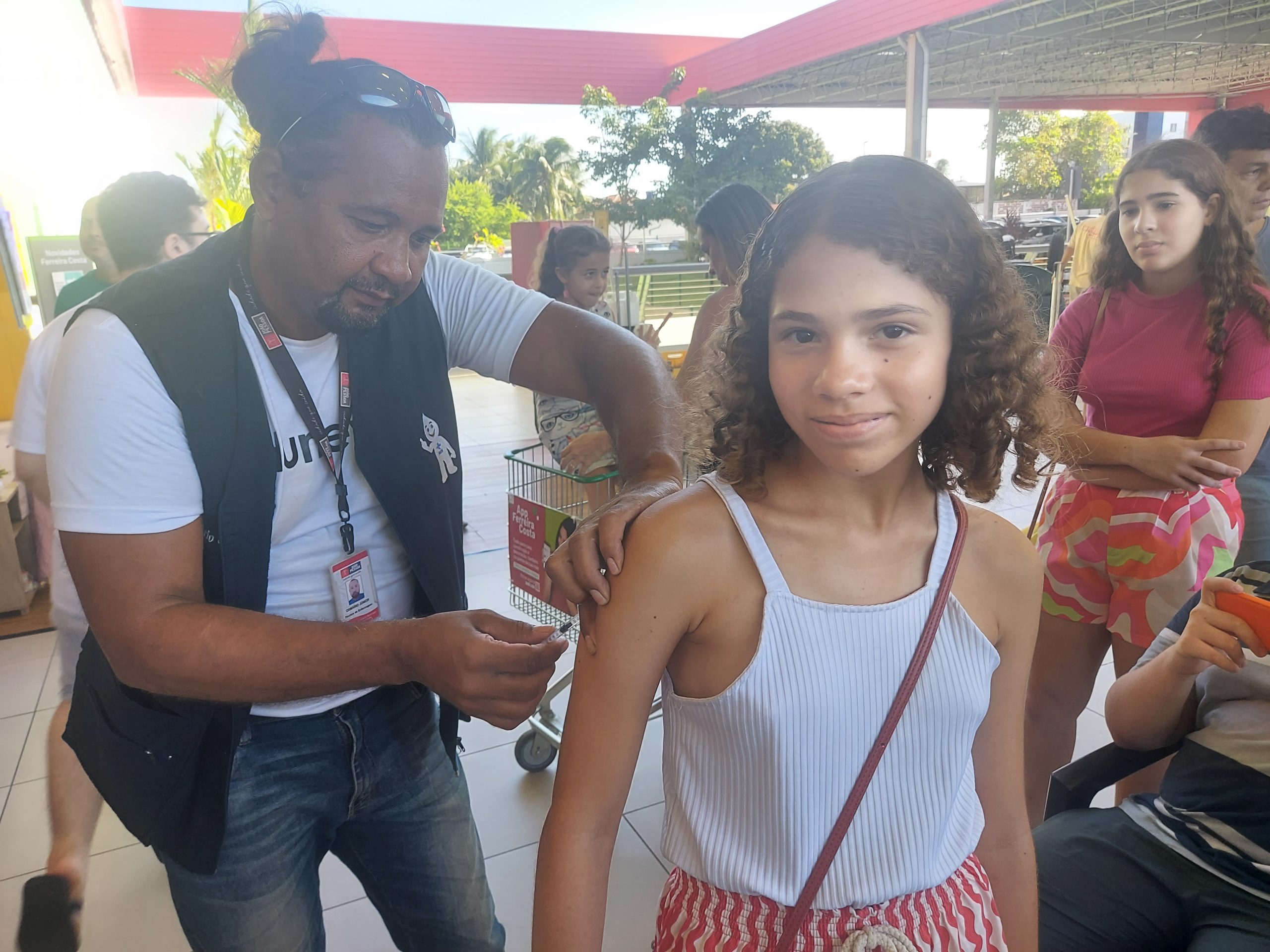 Prefeitura inicia a semana convocando crianças e adolescentes para iniciar o esquema vacinal contra a dengue