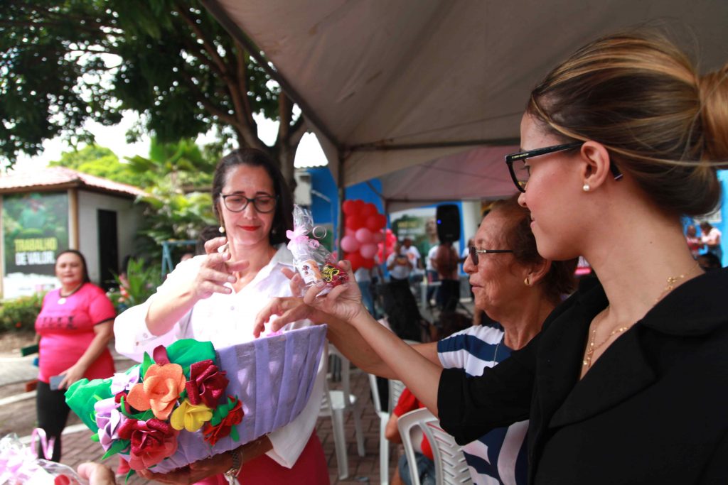 Emlur realiza manhã de serviços de beleza e saúde em homenagem ao Dia Internacional da Mulher