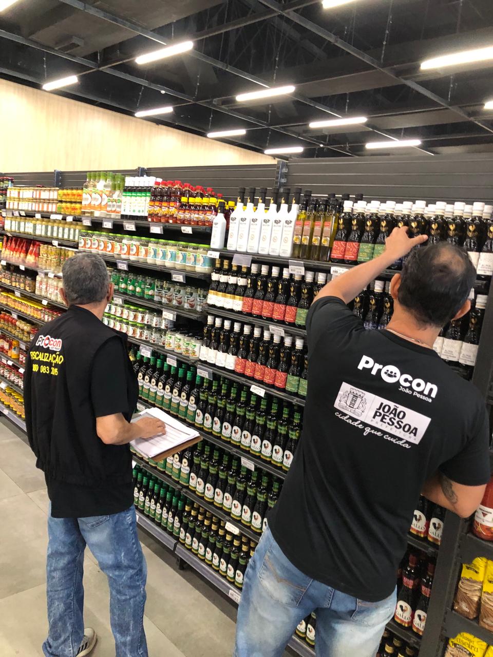 Procon-JP fiscaliza supermercados para recolher 10 marcas de azeites de oliva suspensas pelo Ministério da Agricultura
