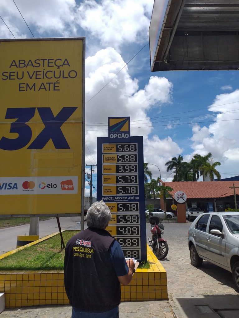 Pesquisa do Procon-JP para combustíveis registra litro da gasolina oscilando entre R$ 5,520 e R$ 5,700